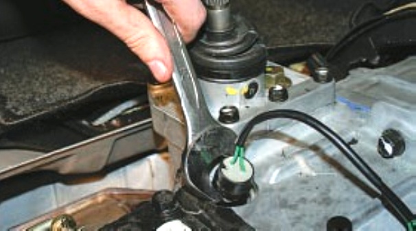 Замена выключателя заднего хода УАЗ Патриот