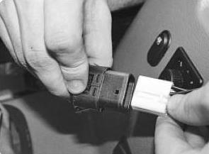 Замена выключателей панели и тоннеля пола  УАЗ Патриот