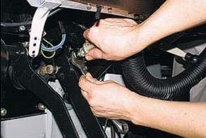 Замена выключателя сигнала тормоза УАЗ Патриот