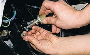 Замена выключателя сигнала тормоза УАЗ Патриот