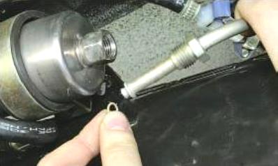 Замена топливного фильтра УАЗ Патриот