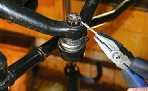 Снятие и установка наконечников рулевых тяг автомобиля УАЗ Патриот