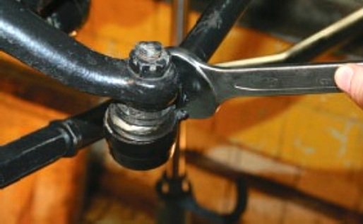 Снятие и установка наконечников рулевых тяг автомобиля УАЗ Патриот