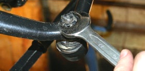 Снятие и установка наконечников рулевых тяг автомобиля УАЗ Патриот