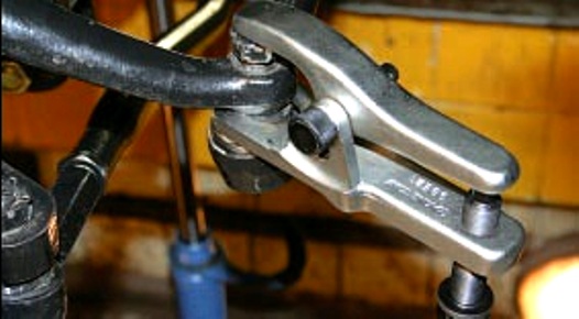 Снятие и установка наконечников рулевых тяг автомобиля УАЗ Патриот