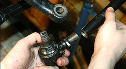 Снятие и установка наконечников рулевых тяг автомобиля УАЗ Патриот