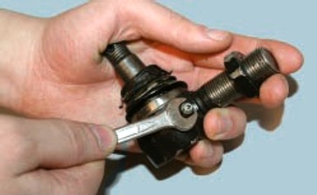 Снятие и установка наконечников рулевых тяг автомобиля УАЗ Патриот