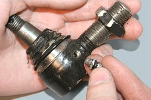 Снятие и установка наконечников рулевых тяг автомобиля УАЗ Патриот