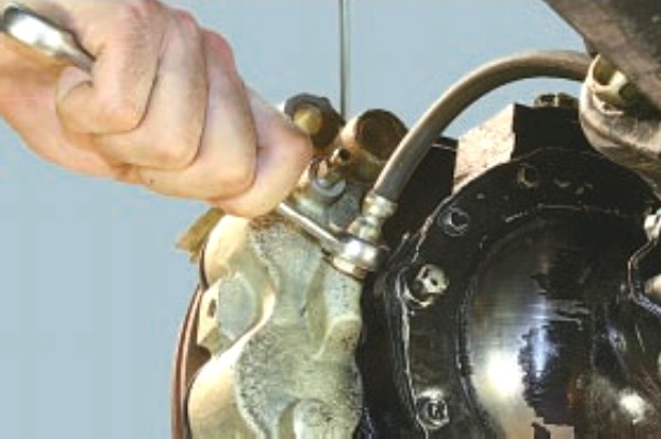 Замена блока цилиндров тормоза переднего колеса 