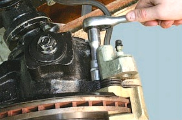 Замена блока цилиндров тормоза переднего колеса 