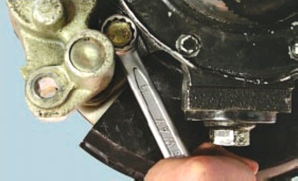 Замена блока цилиндров тормоза переднего колеса 