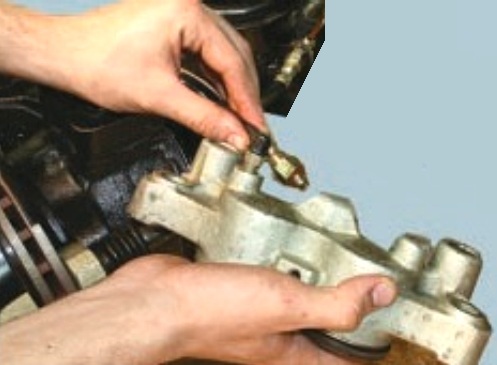 Замена блока цилиндров тормоза переднего колеса 