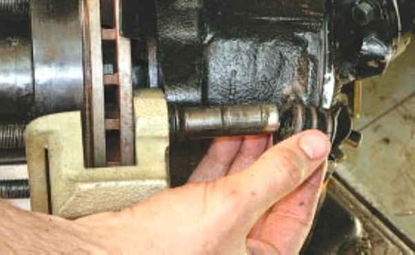 Замена блока цилиндров тормоза переднего колеса 