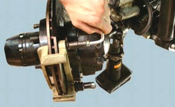 Замена блока цилиндров тормоза переднего колеса 