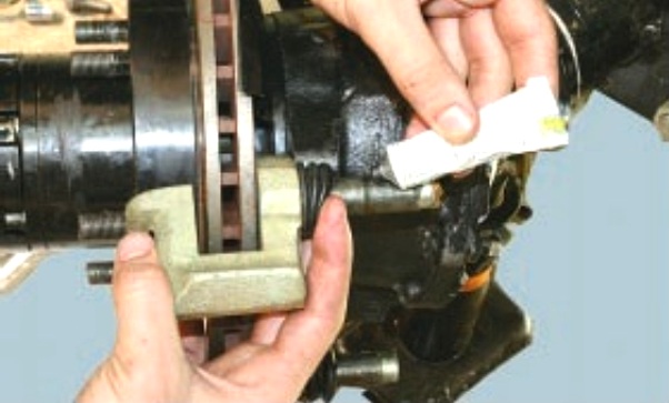 Замена блока цилиндров тормоза переднего колеса 