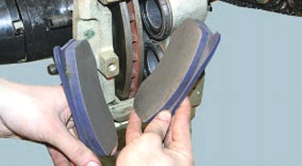 Замена блока цилиндров тормоза переднего колеса 