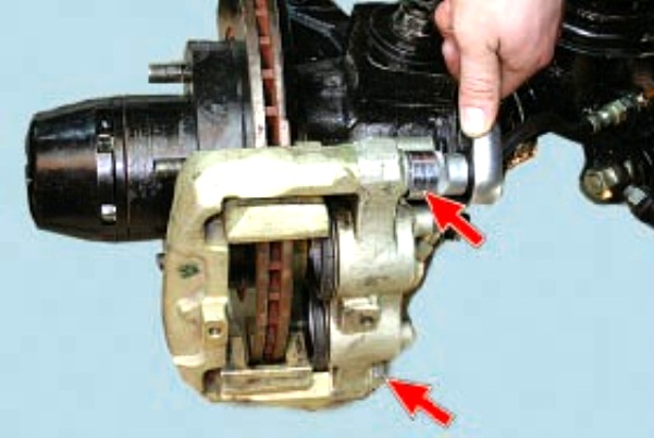 Замена блока цилиндров тормоза переднего колеса 