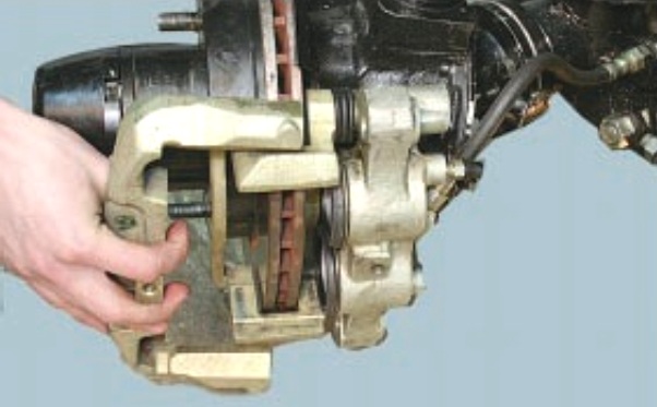 Замена блока цилиндров тормоза переднего колеса 