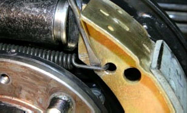 Замена тормозных колодок задних колес
