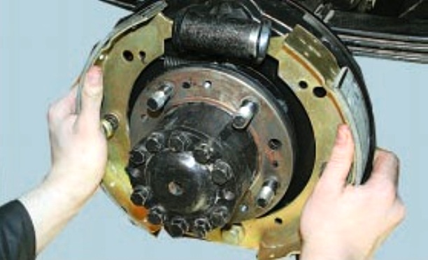 Замена тормозных колодок задних колес