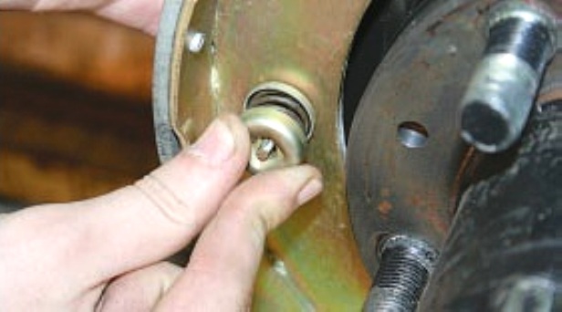 Замена тормозных колодок задних колес