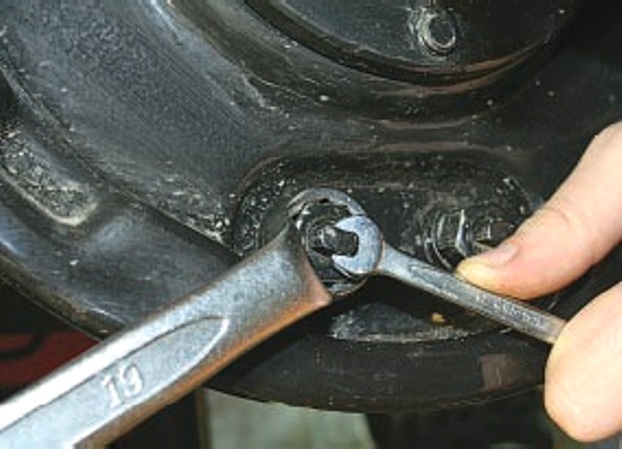 Замена тормозных колодок задних колес