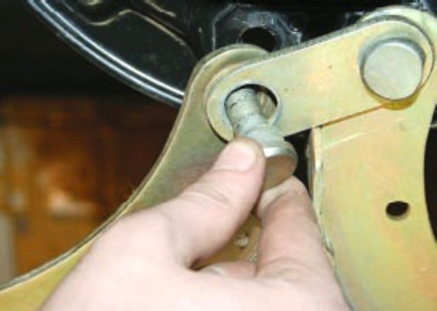 Замена тормозных колодок задних колес