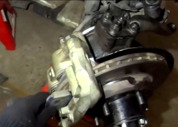 Как заменить тормозные колодки переднего колеса УАЗ Патриот