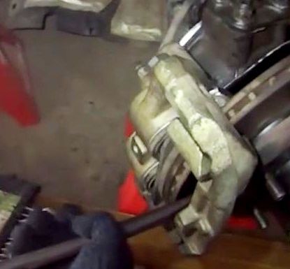 Как заменить тормозные колодки переднего колеса УАЗ Патриот