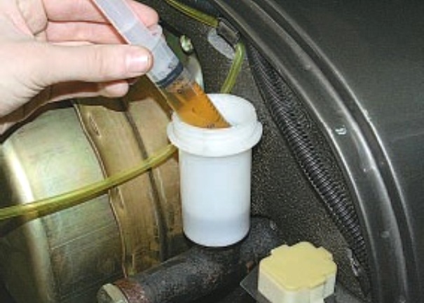 Замена главного цилиндра сцепления