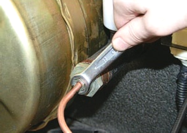 Замена главного цилиндра сцепления