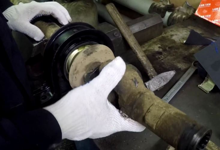 Замена промежуточной опоры карданной передачи УАЗ Патриот