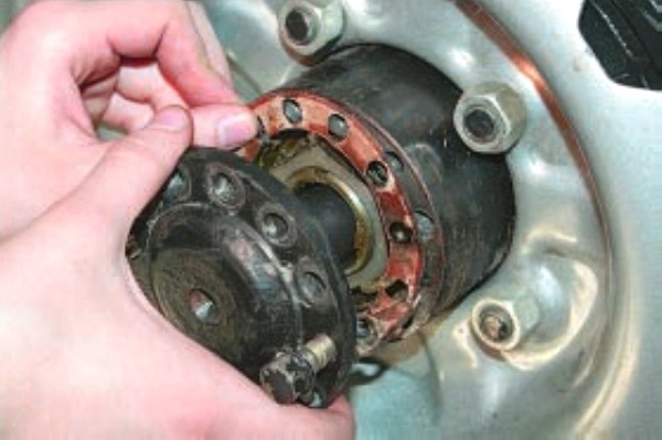 Снятие и установка главной передачи заднего моста УАЗ Патриот