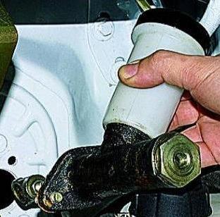 Замена главного цилиндра сцепления УАЗ Патриот