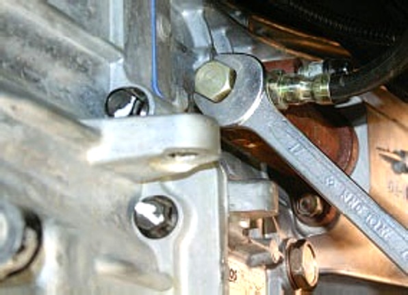 Снятие рабочего цилиндра сцепления