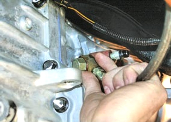 Снятие рабочего цилиндра сцепления