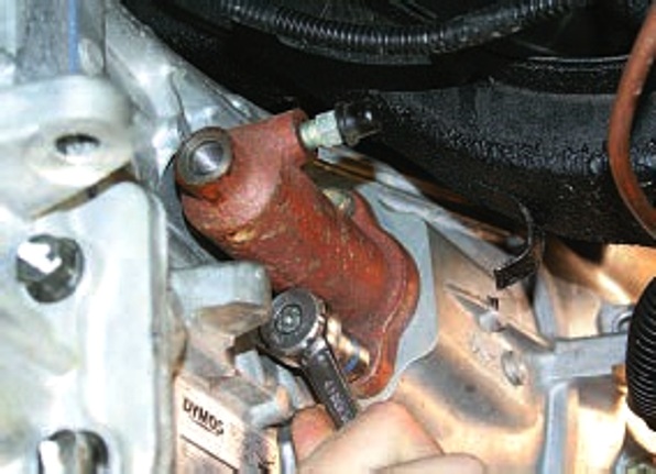 Снятие рабочего цилиндра сцепления