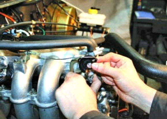 Замена троса привода дроссельной заслонки УАЗ Патриот