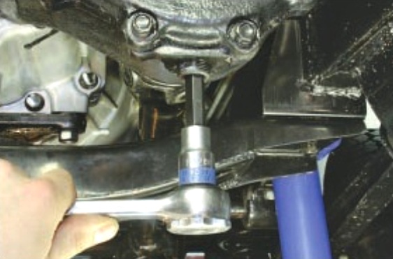 Проверка и замена масла в переднем мосту