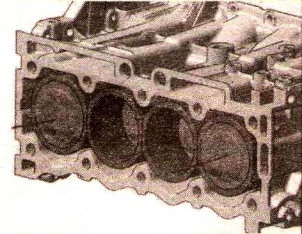 Снять поршни  в сборе с шатунами