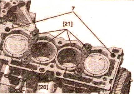 Установить на место прижимные скобы