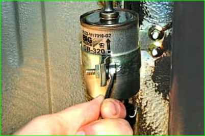 Замена фильтра топливной системы