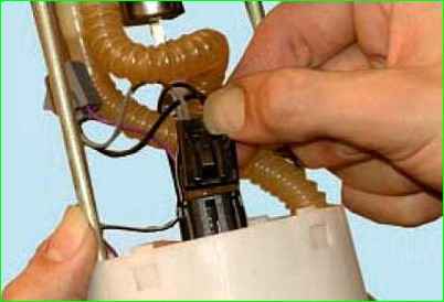 Замена датчика уровня топлива