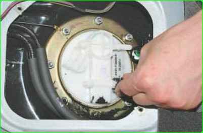 Снятие и установка топливного модуля Лада Приора