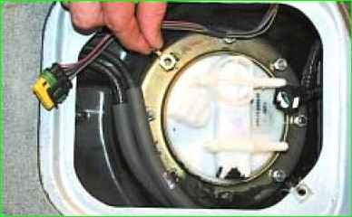 Снятие и установка топливного модуля Лада Приора