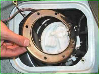 Снятие и установка топливного модуля Лада Приора