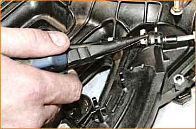 Как заменить трос дроссельной заслонки Лада Приора