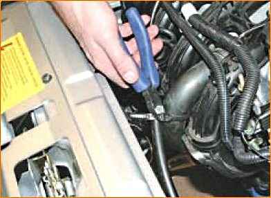 Как заменить трос дроссельной заслонки Лада Приора