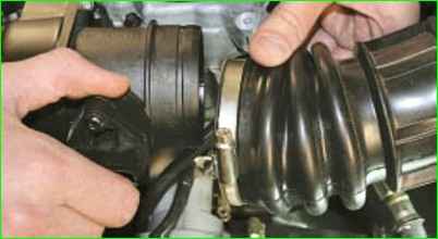 Снятие и установка корпуса воздушного фильтра