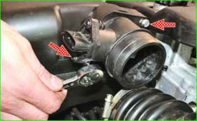 Снятие и установка корпуса воздушного фильтра